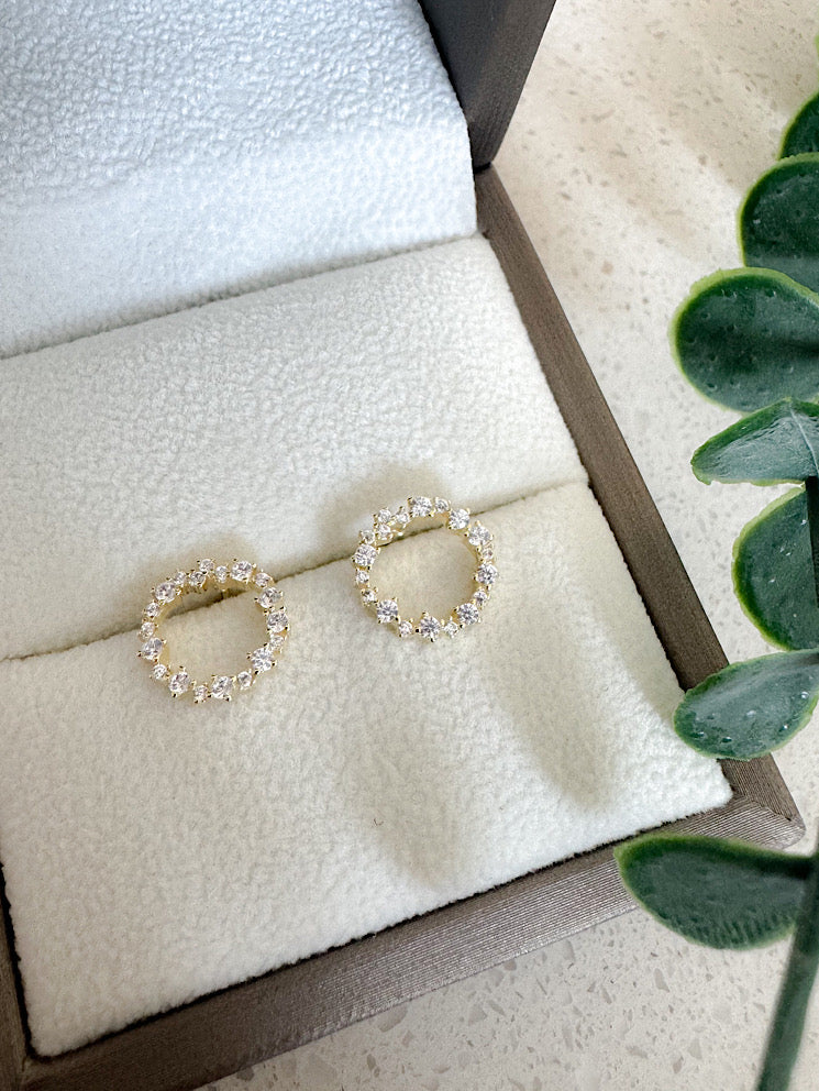 Aretes pegados argolla con circones