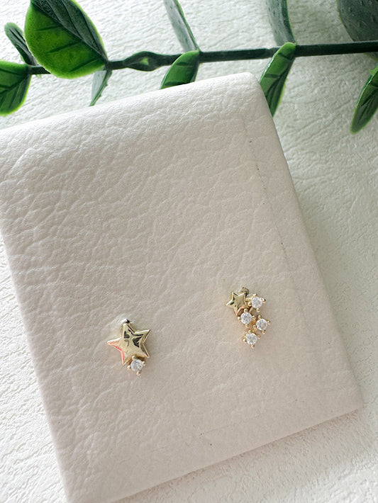 Aretes pegados estrella con 1 circón y estrellita con 4 circones