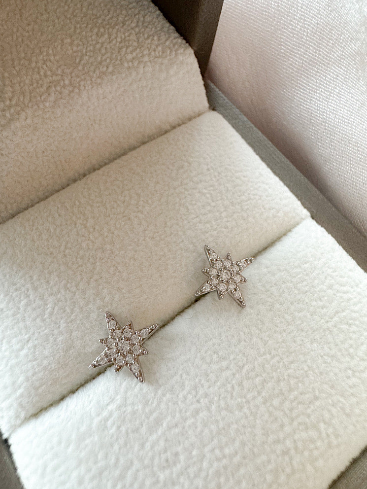 Aretes pegados estrella