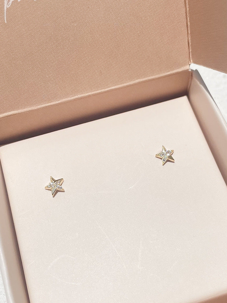 Aretes pegados estrella
