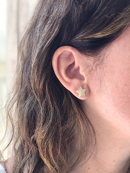 Aretes pegados estrella satinados