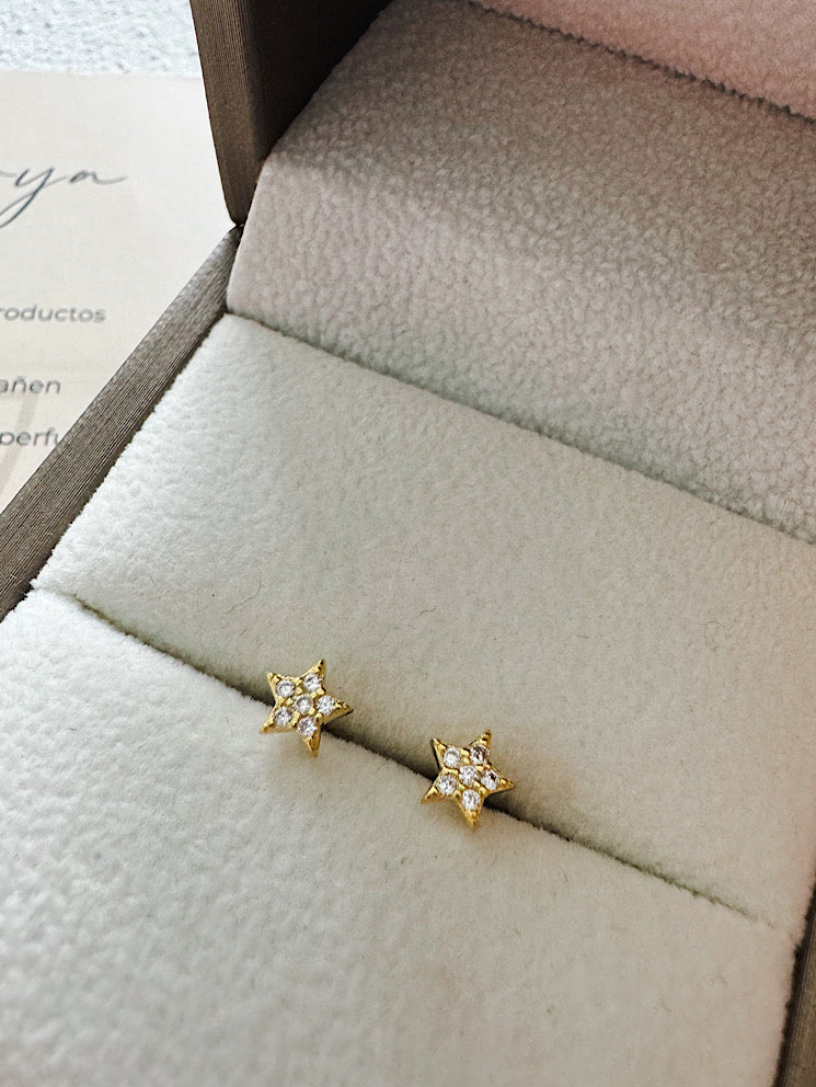 Aretes pegados estrellita con seguro de bebé
