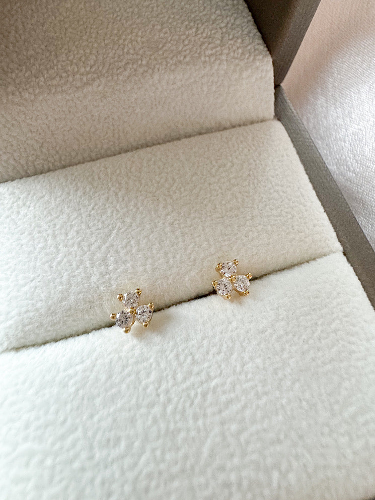 Aretes pegados flor 3 pétalos con seguro de bebé