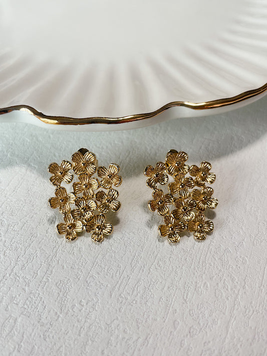 Aretes pegados florcitas texturadas