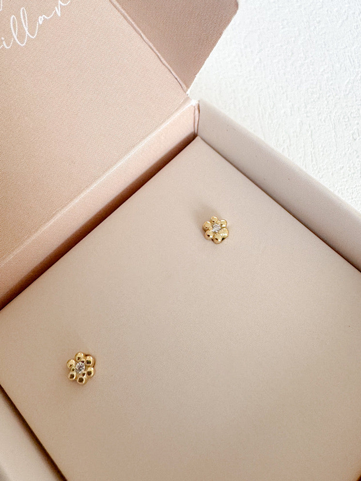 Aretes pegados flor con circón dentro con seguro de bebé