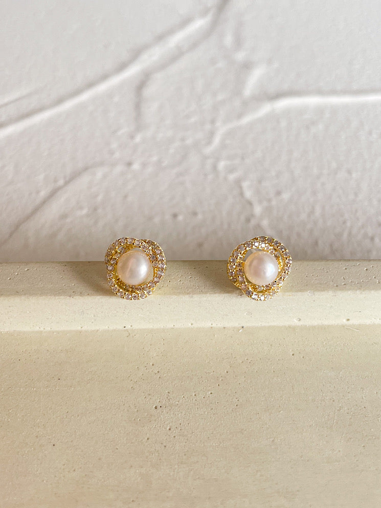Aretes pegados flor con circones y perla en medio