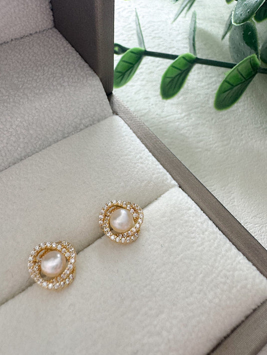 Aretes pegados flor con circones y perla en medio