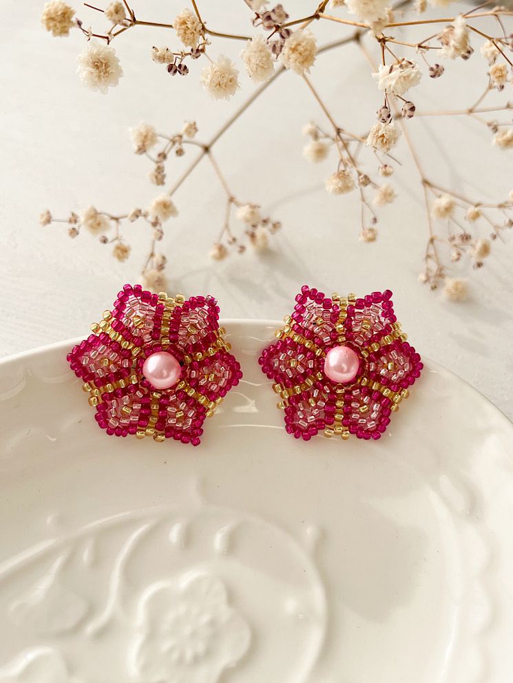 Aretes pegados flor con mostacillas