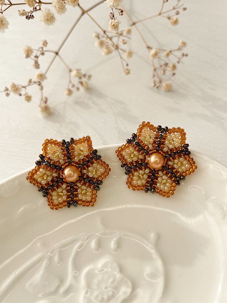 Aretes pegados flor con mostacillas