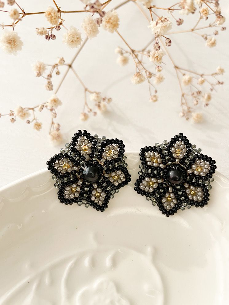 Aretes pegados flor con mostacillas