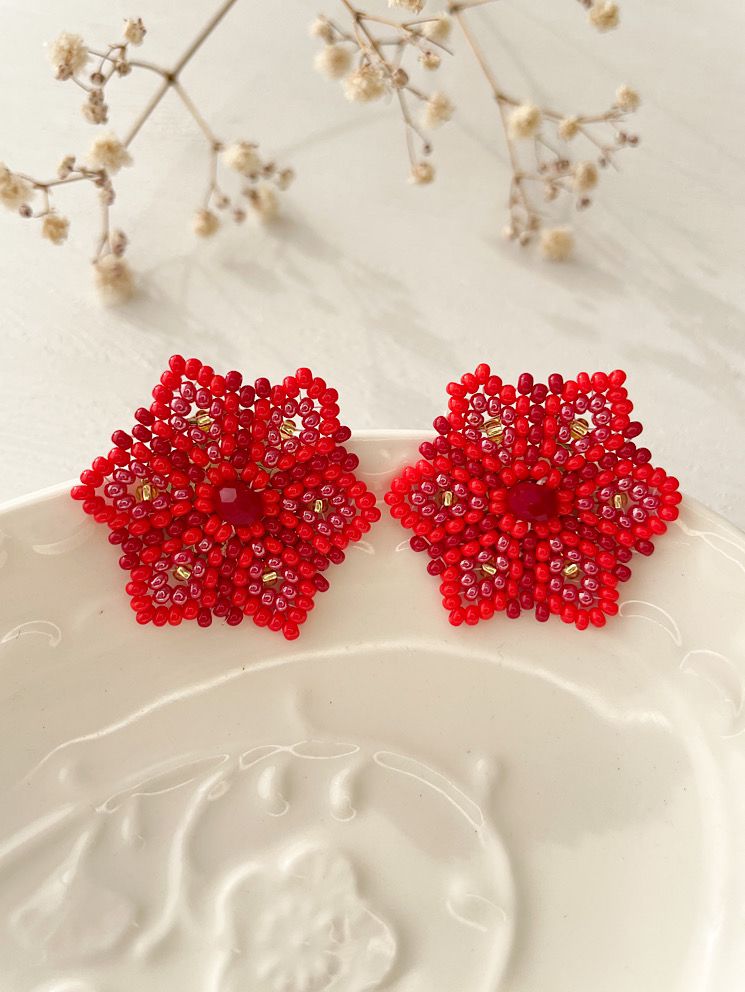 Aretes pegados flor con mostacillas