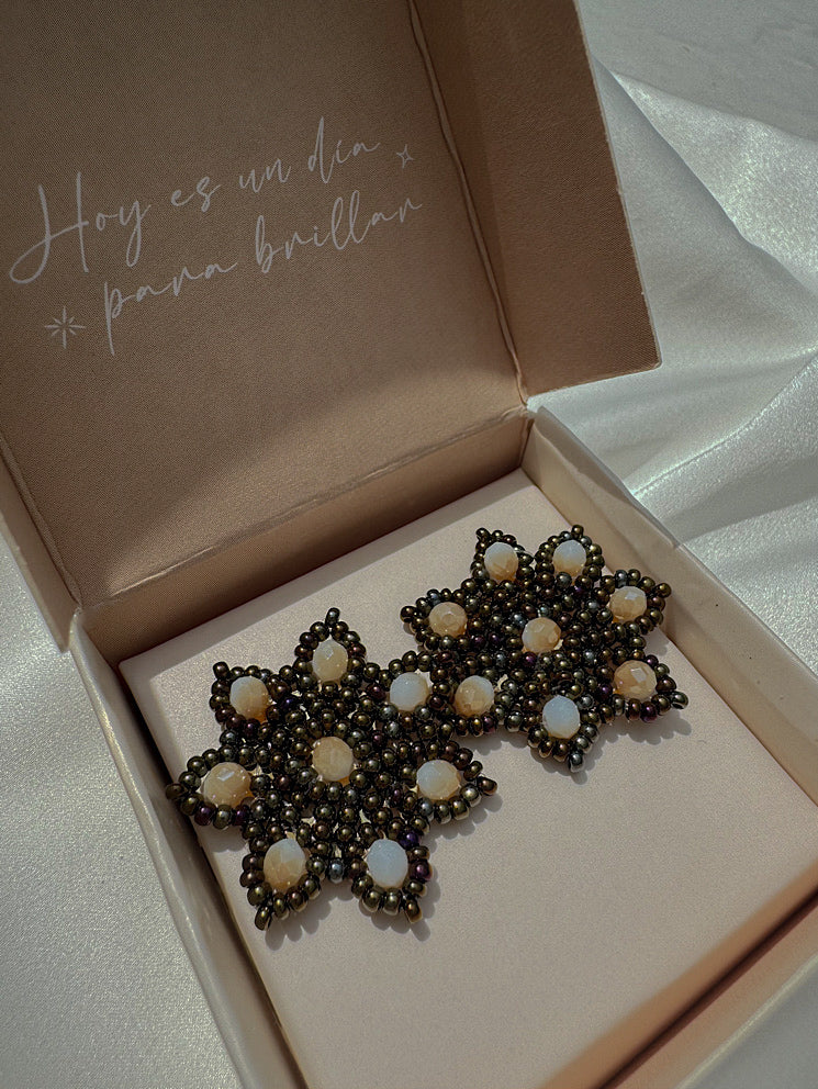 Aretes pegados flor con muranos y mostacillas