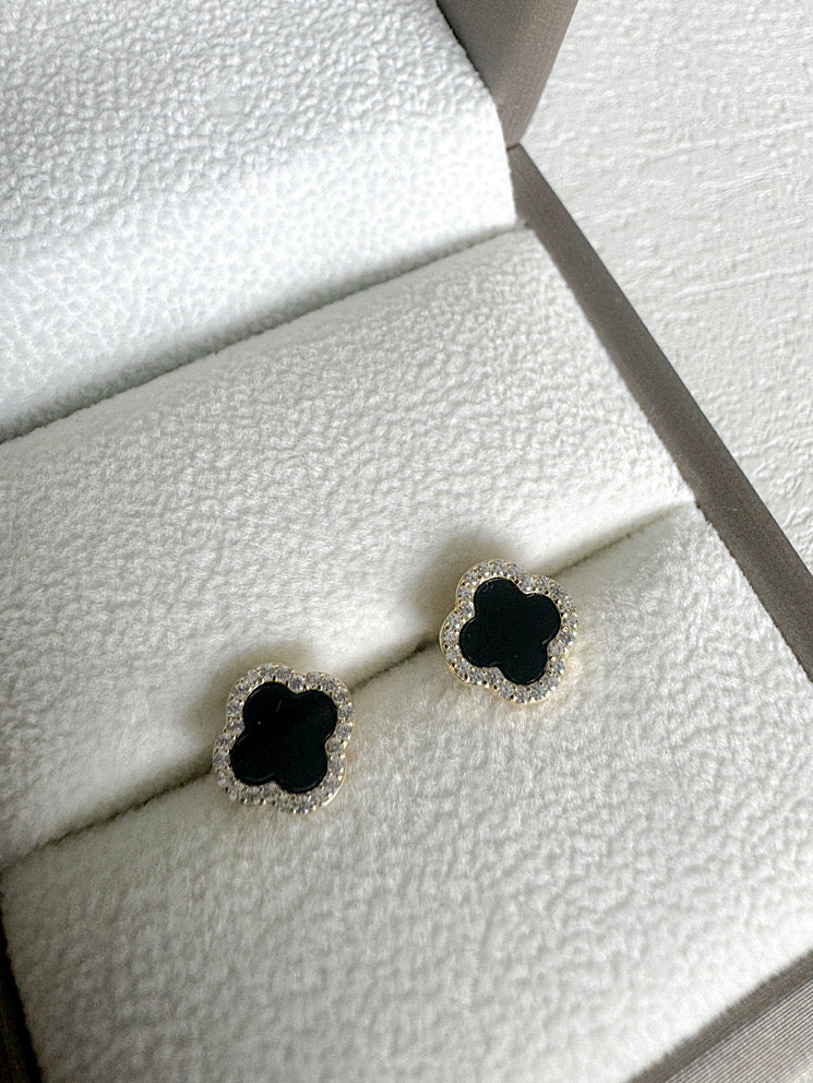 Aretes pegados trébol negros