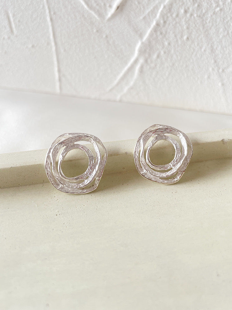 Aretes pegados laberinto chicos