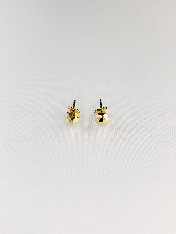 Aretes pegados media bola facetada chiquita