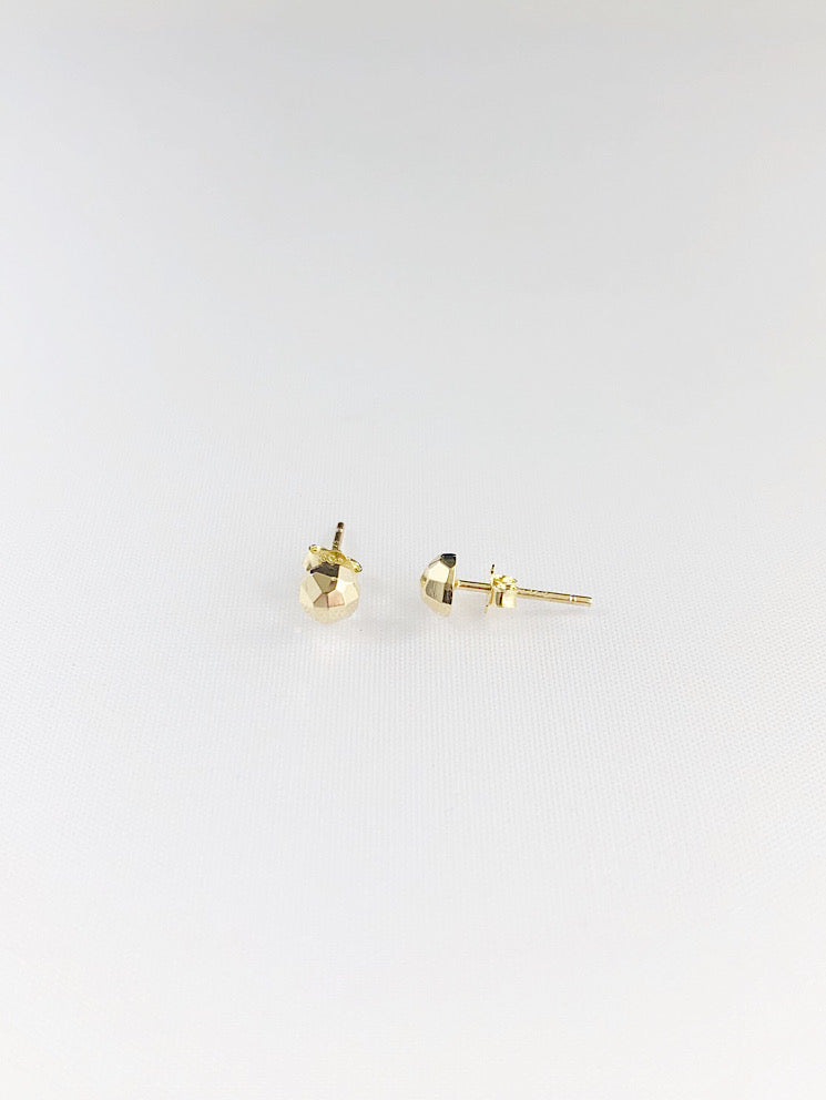 Aretes pegados media bola facetada chiquita