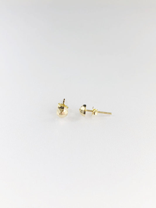 Aretes pegados media bola facetada chiquita