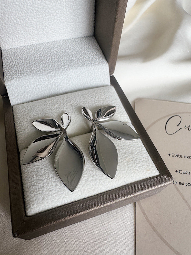 Aretes pegados media flor