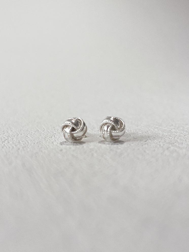 Aretes pegados nudo liso con filo entorchado chico