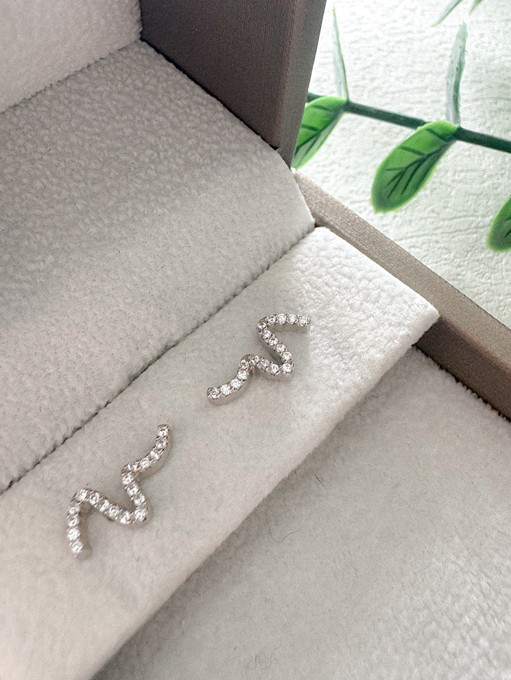 Aretes pegados ondeados