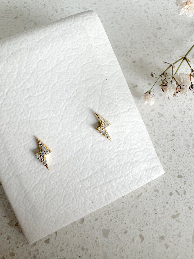 Aretes pegados rayo