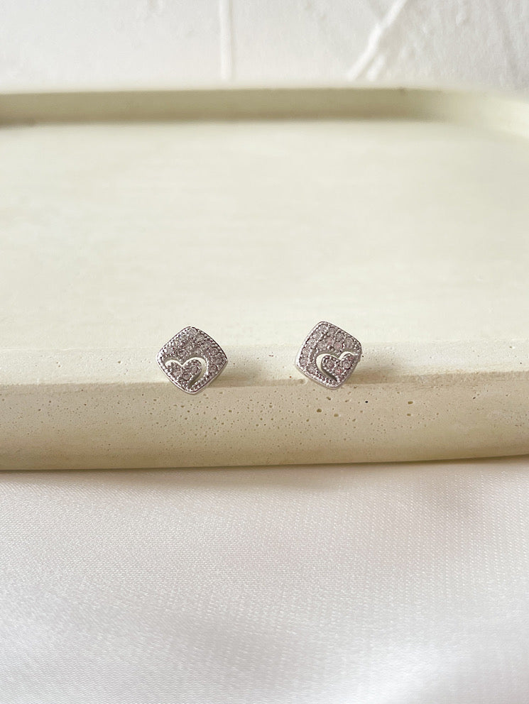 Aretes pegados rombo con corazón calado con circones