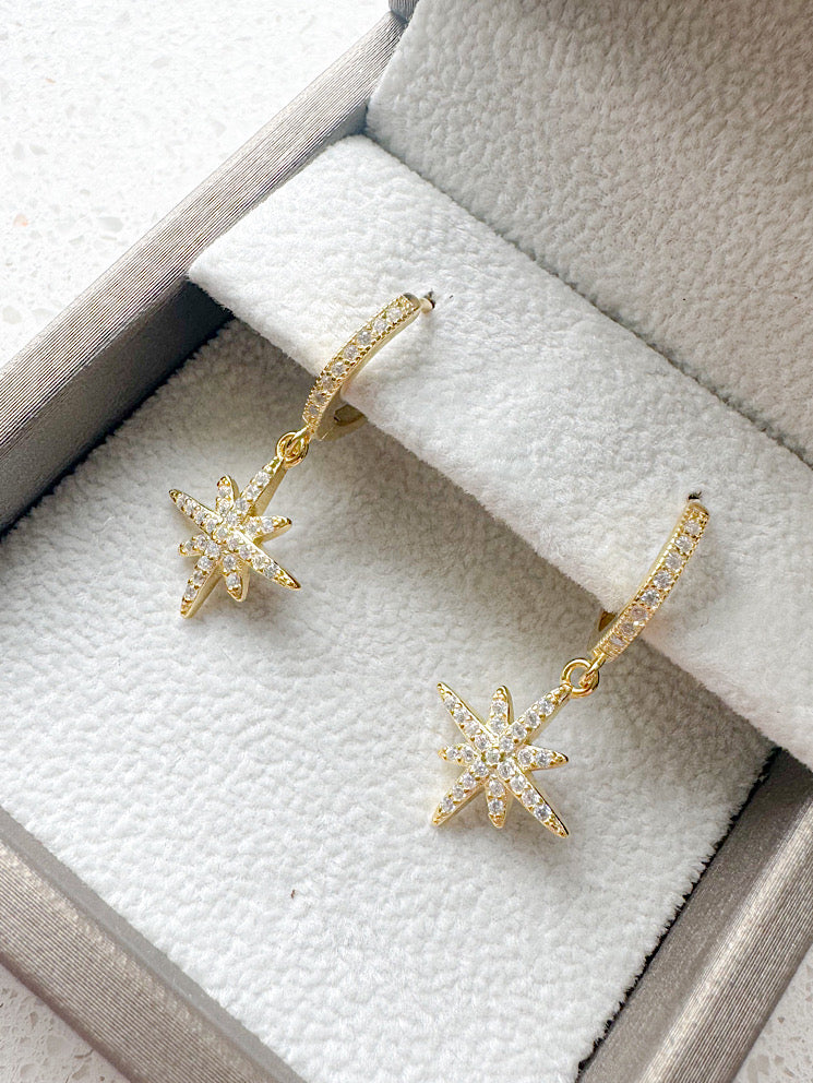 Argollas huggies con estrella colgante con circones grandes