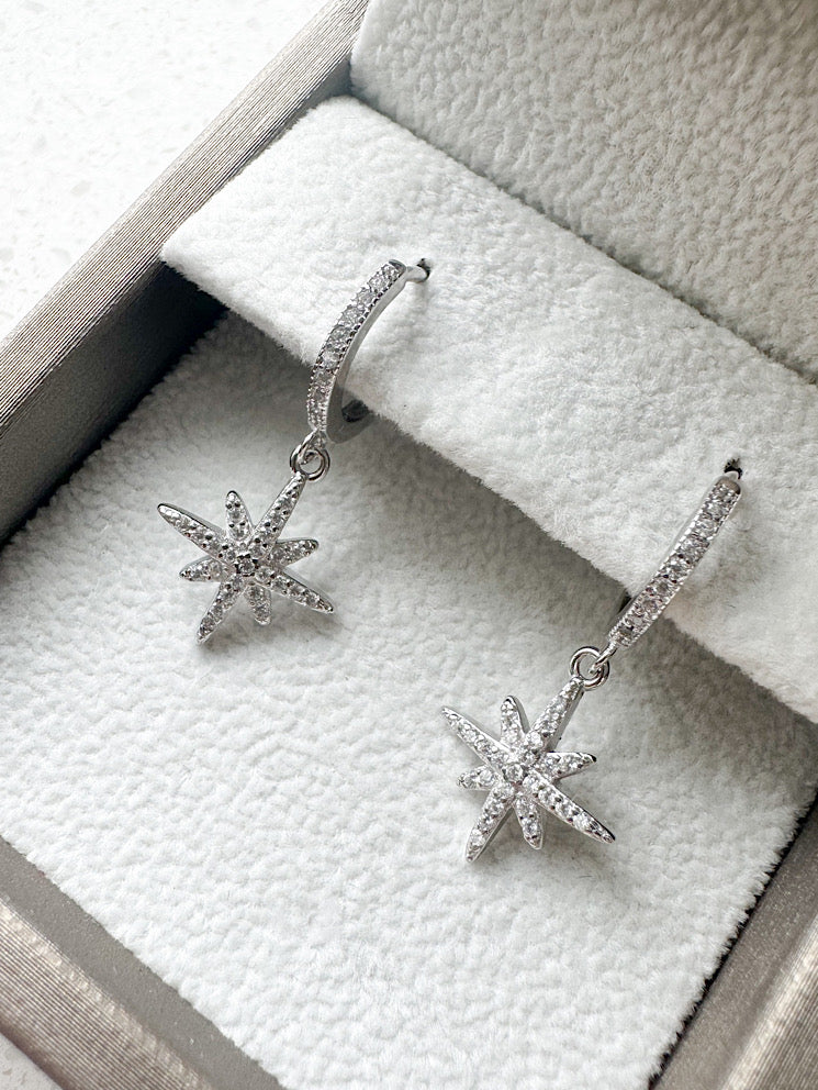 Argollas huggies con estrella colgante con circones Plata