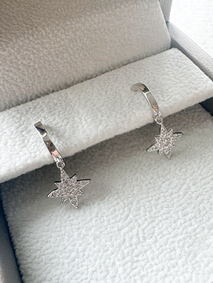 Argollas huggies lisas con estrella
