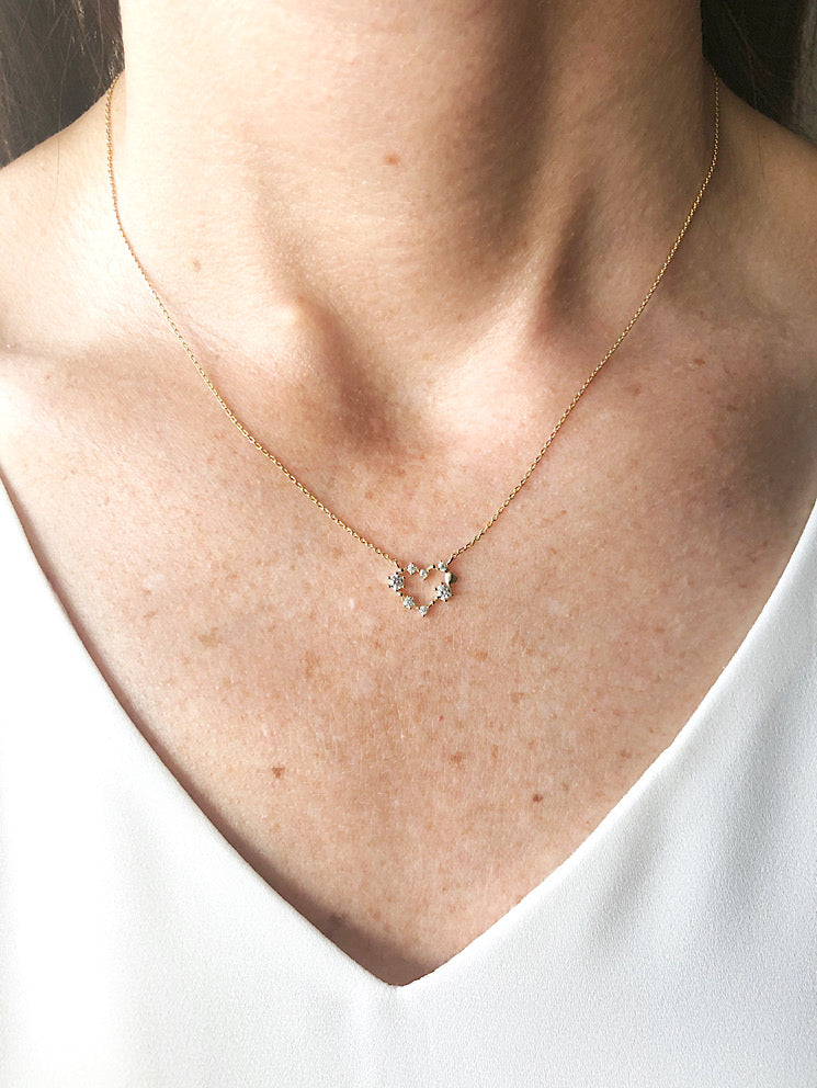 Cadena con dije corazón calado