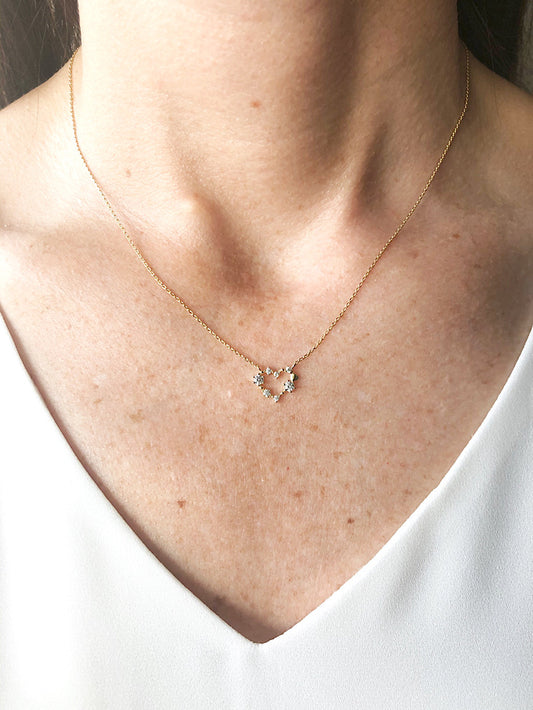 Cadena con dije corazón calado