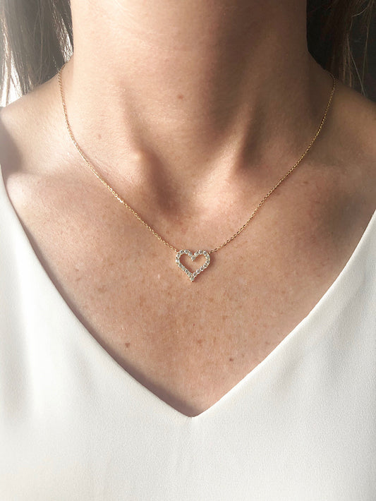 Cadena con dije corazón calado