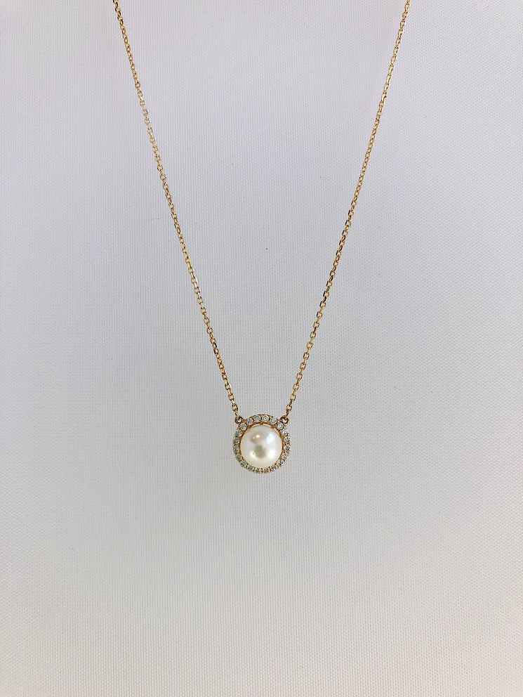Cadena con perla y circones alrededor