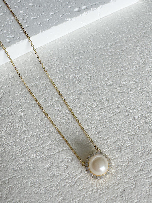 Cadena con perla y circones alrededor