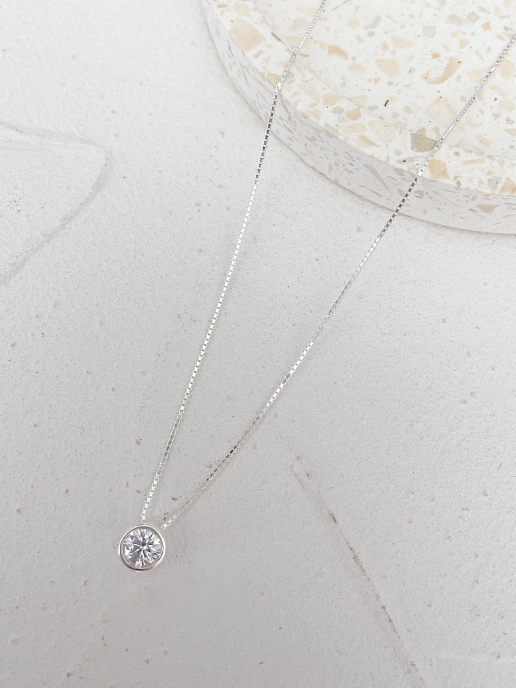 Cadena con dije dona con circón