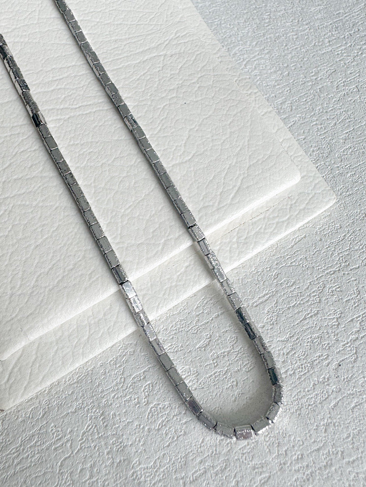 Collar cola de ratón con tubitos satinados
