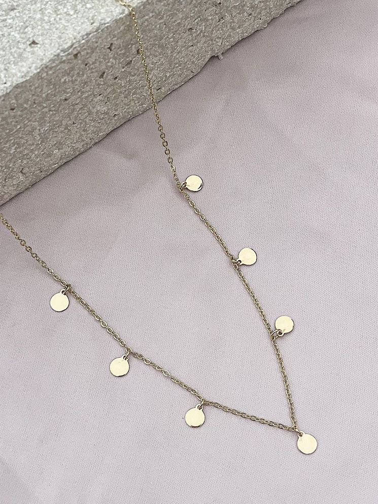 Collar con 7 chapitas lisas colgando