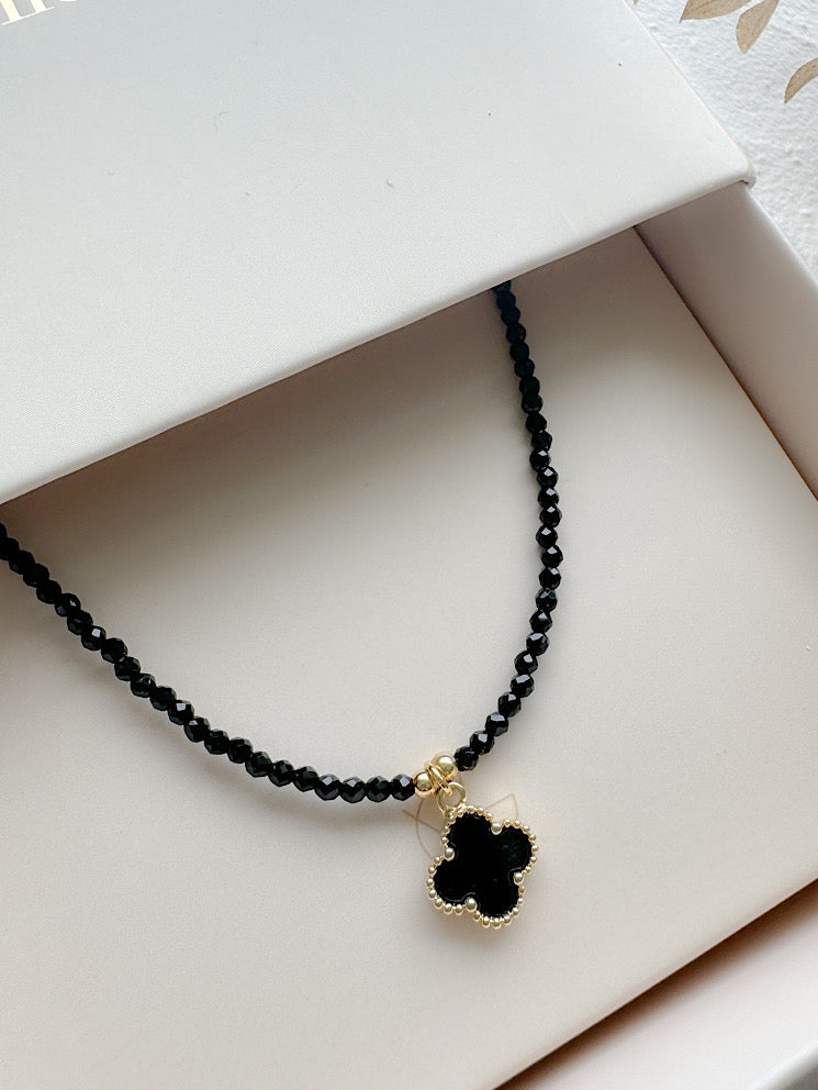 Collar muranos negros con dije trébol negro