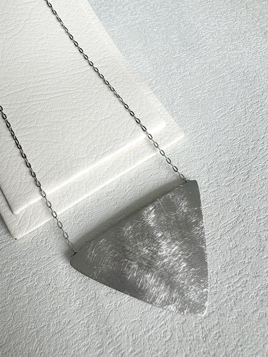 Collar triángulo satinado