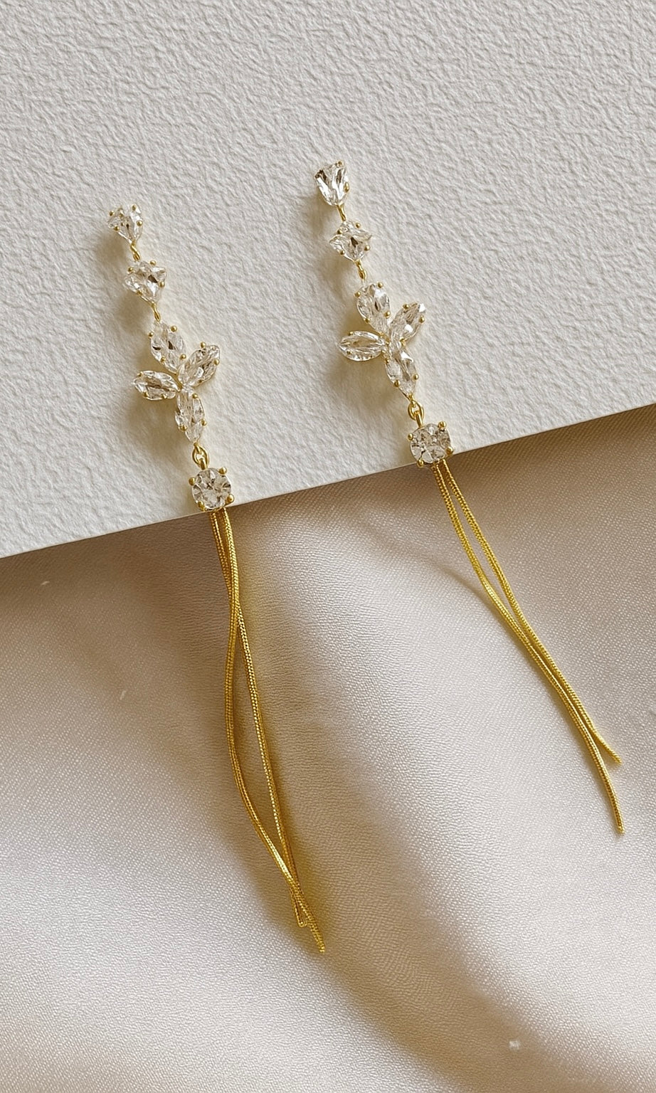 Aretes circones y cadenitas colgando