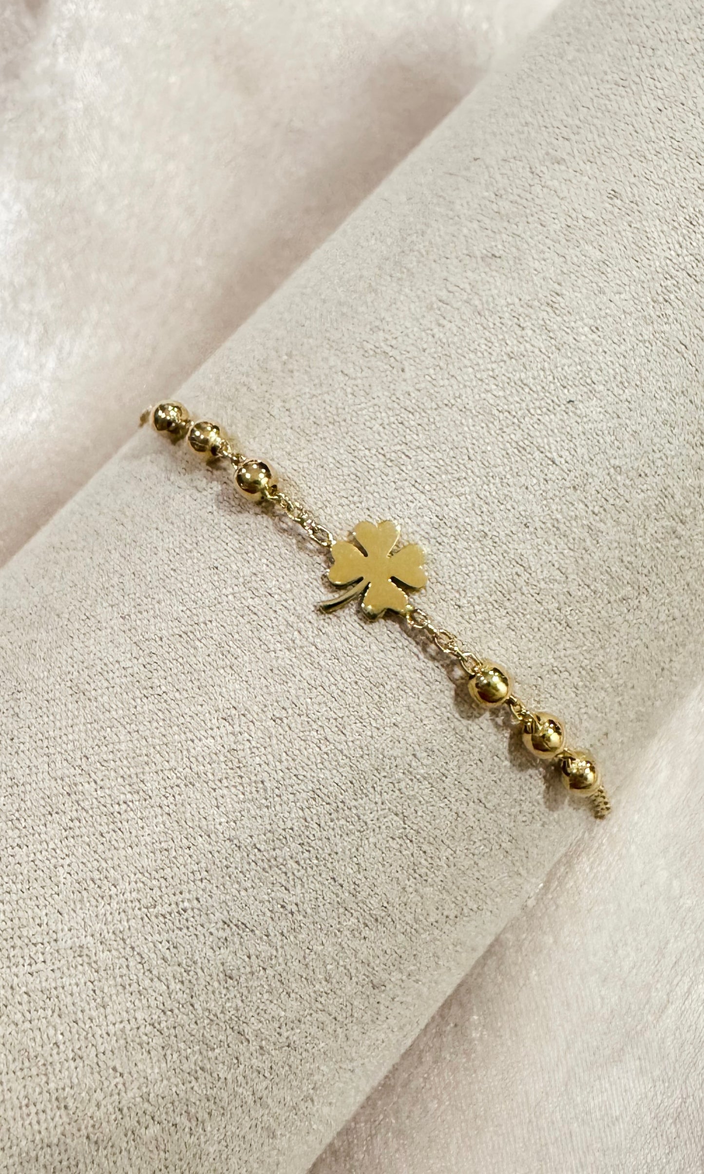 Pulsera cadena con bolitas y dije trébol