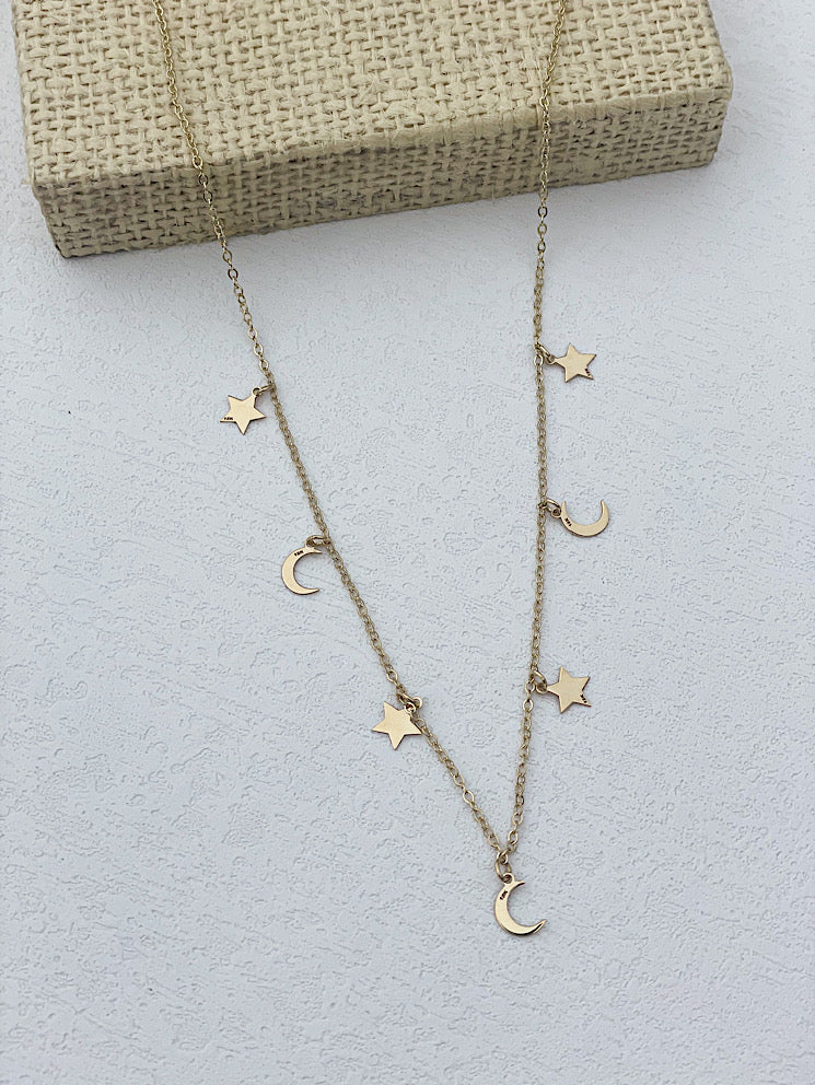 Cadena con dijes estrellas y lunas