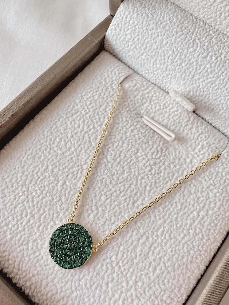 Cadena con dije circulo plano con circones verdes