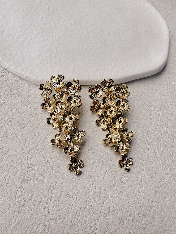Aretes florcitas texturadas con caída