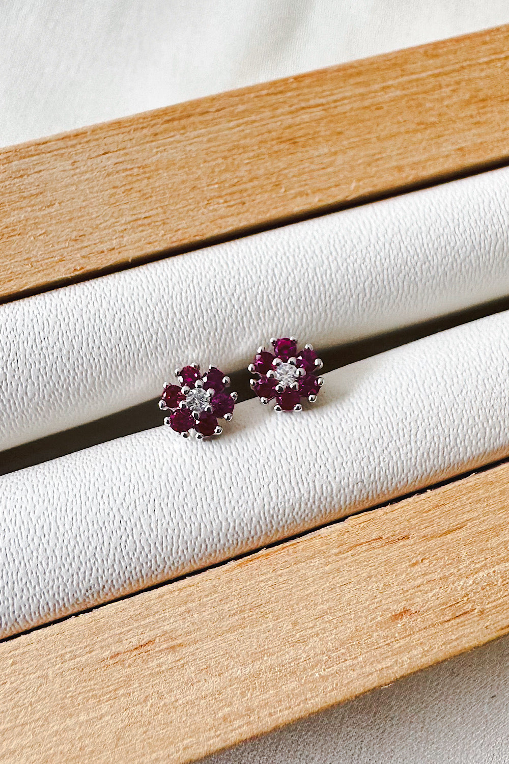 Aretes pegados flor con circones chico con seguro de bebé
