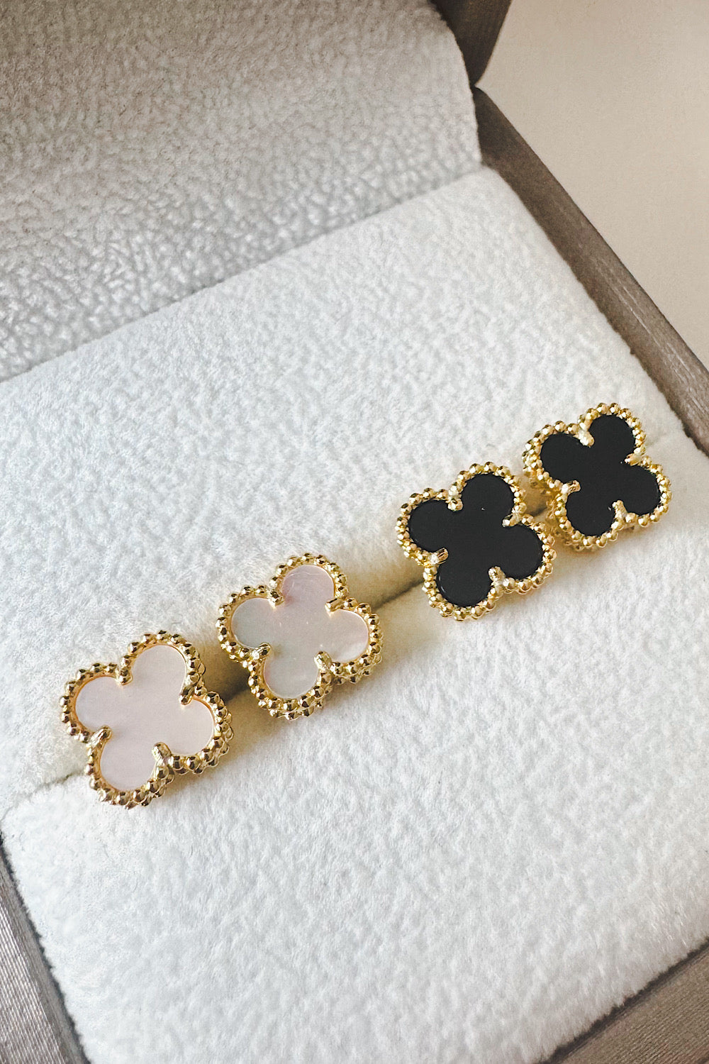 Aretes pegados trébol