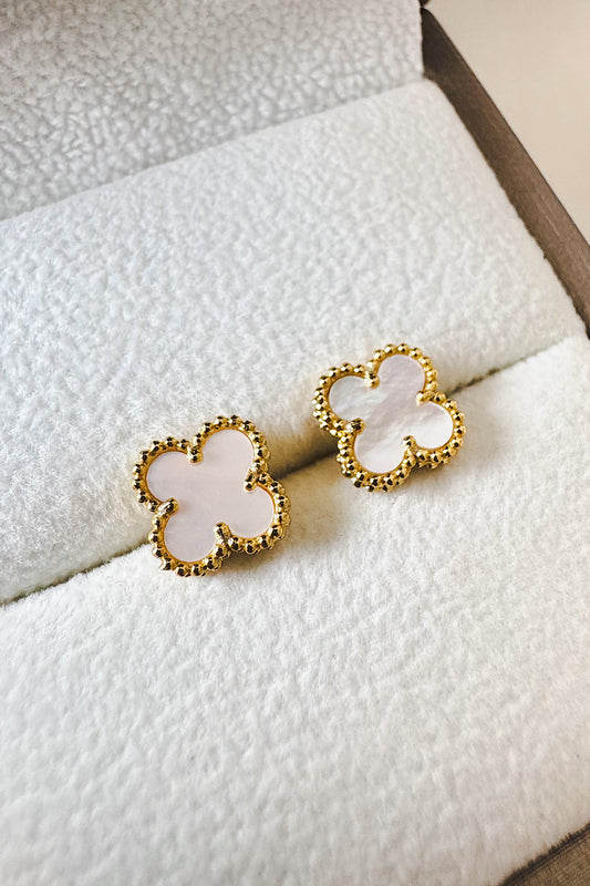 Aretes pegados trébol