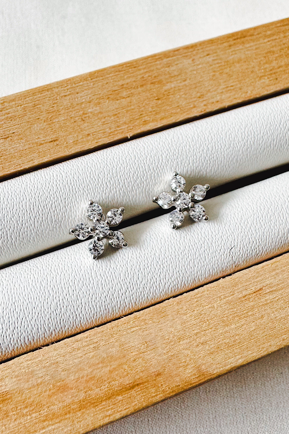 Aretes pegados roseta