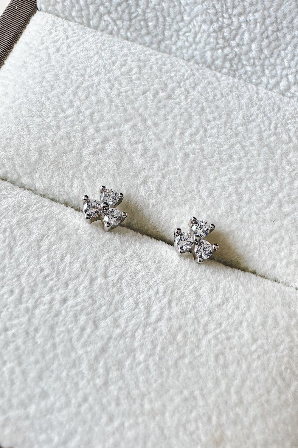 Aretes pegados flor 3 pétalos con seguro de bebé