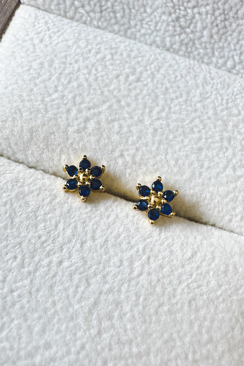 Aretes pegados roseta con seguro de bebé
